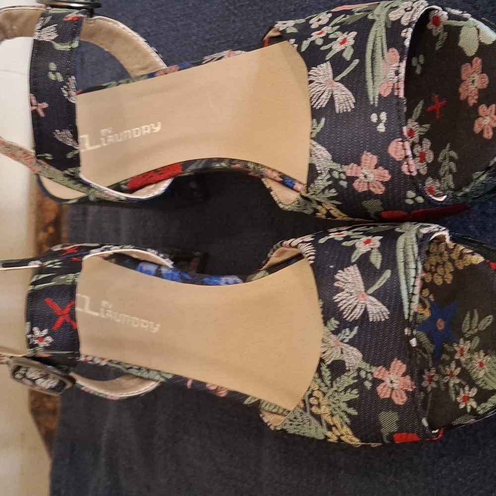CL by Laundry Women's Floral Platform Sandals - Black - Picture 3 of 7